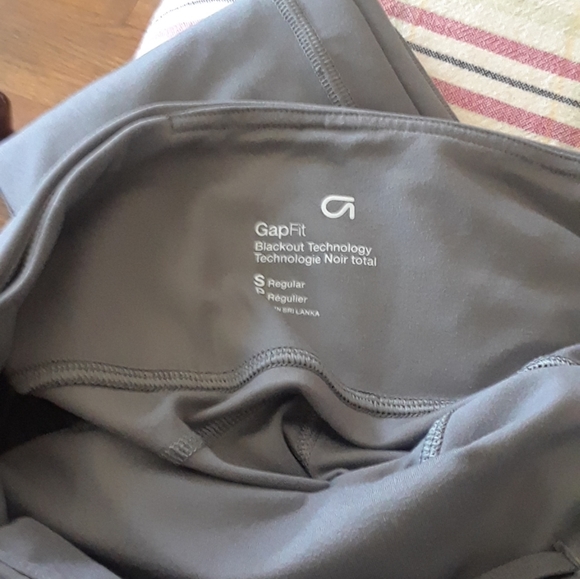 Gap fit leggings. Light gray color. Size small regular. - Picture 3 of 6